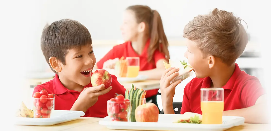 Niños en el colegio comiendo saludable